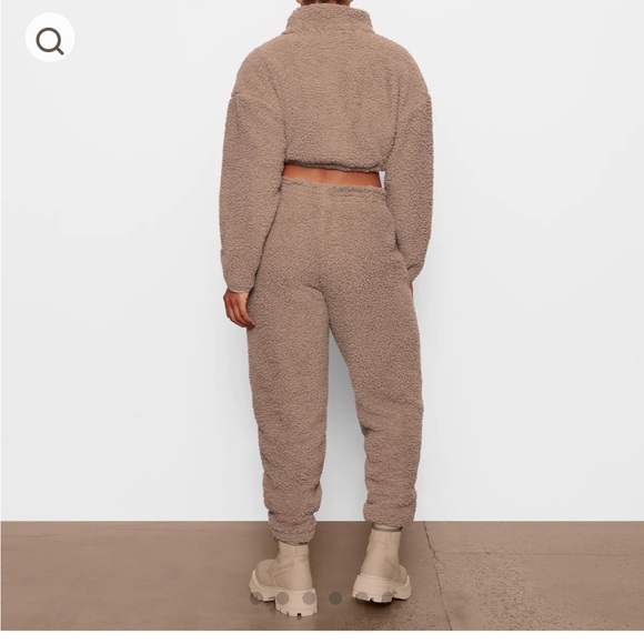 SKIMS teddy jogger in color desert - medium NWT - Picture 4 of 5